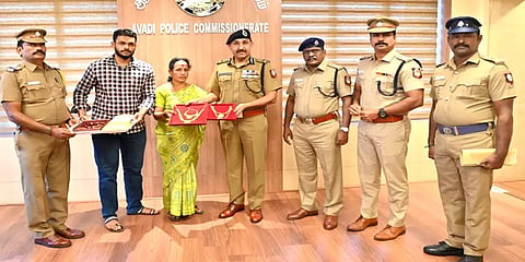 சென்னை: சாலையில் தவறவிட்ட 40 சவரன் தங்க நகை - 2மணி நேரத்தில் மீட்ட போலீசாருக்கு பாராட்டு