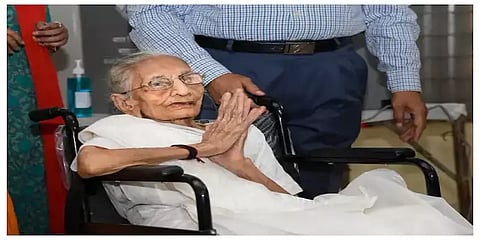 பிரதமர் மோடியின் தாயார் ஹீராபென் காலமானார்