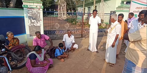 `வீட்டுக்கு போக பாதை அமைத்துதரும் வரை, ஸ்கூல்லயே இருக்கேன்‘- 5-ம் வகுப்பு மாணவன் போராட்டம்