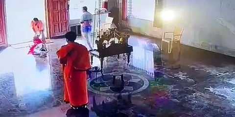 ’கறுப்பாக இருக்கிறாய்’... கோயிலுக்குள் நுழைய முயன்ற பெண்ணை வெளியில் துரத்திய அறங்காவலர்!