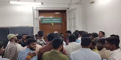 விஜய் ரசிகர்கள் புதுச்சேரி சட்டமன்றத்தை முற்றுகை  - முதல்வர் ரங்கசாமியிடம் வைத்த கோரிக்கை!