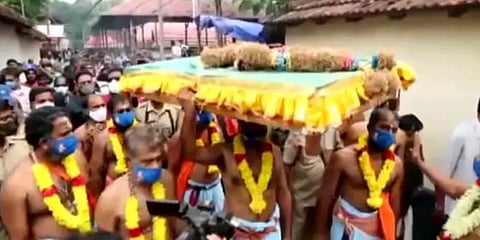 'மகரஜோதி' தரிசனத்தன்று ஐயப்பனுக்கு சார்த்தி அழகு பார்க்கும் 'திருவாபரண' ஊர்வலம்...