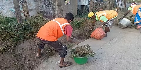 மகிழ்ச்சியை மறந்து பணியாற்றும் தூய்மை பணியாளர்கள் - இனியாவது மாறுமா? மாற்றுவோமா‌?
