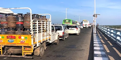 கடலை ரசிக்க பாம்பன் பாலத்தில் காருடன் நின்ற சுற்றுலா பயணிகள்... திடீரென ஏற்பட்ட பிரச்னை!