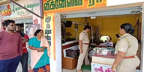 சுவற்றை துளையிட்டு கொள்ளையடிக்கப்பட்ட தங்கம் மற்றும் வெள்ளி நகைகள்