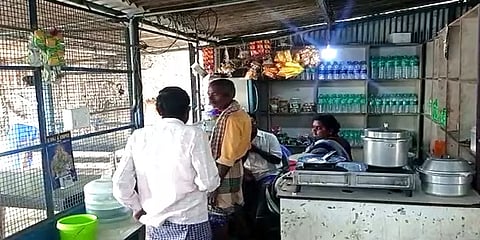 கிருஷ்ணகிரி: அனுமதியின்றி வீட்டிலேயே 24 மணி நேரமும் பார் நடத்தும் திமுக பெண் கவுன்சிலர்?