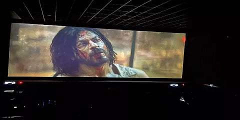 ”துவண்டு கிடந்த பாலிவுட்டை மீட்ட பாட்ஷா!” - அமோக வரவேற்பால் பதானுக்கு கூடும் காட்சிகள்!