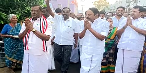 விறு விறுப்பாக வாக்கு சேகரிக்கும் அதிமுக – பாஜக தலைவர்களின் படங்கள் இல்லாததால் சர்ச்சை