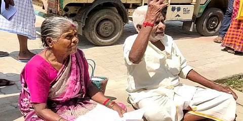 கருணை கொலை செய்துவிடுங்கள்: சொத்தை அபகரித்துக் கொண்டதாக மகன் மீது பெற்றோர் புகார்