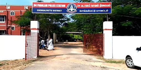 கட்டுப்பாட்டை இழந்த கார் மீது டேங்கர் லாரி மோதிய விபத்து -  இருவர் பலி