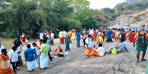 மாசி மாத பௌர்ணமியை முன்னிட்டு சதுரகிரி மலையில் குவிந்துள்ள ஆயிரக்கணக்கான பக்தர்கள்