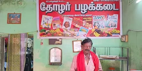 டிக்‌ஷனரி டூ தலைவர்கள் பயோபிக்: ஜூஸ் குடிக்க வருவோருக்கு புத்தகம் கொடுக்கும் பழ வியாபாரி!