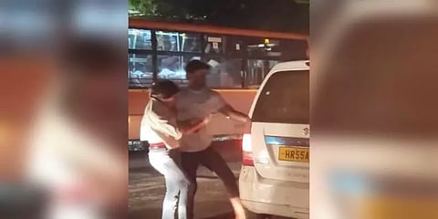 டெல்லியில் நடுரோட்டில் பெண்ணை தாக்கும் வீடியோ காட்சிகள் - போலீசார் விசாரணை