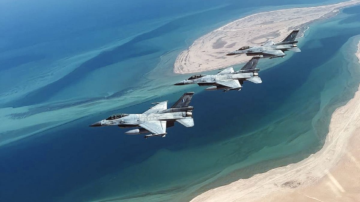 Pakistan Sends 13,000 Troops and Fighter Jets to Saudi Arabia