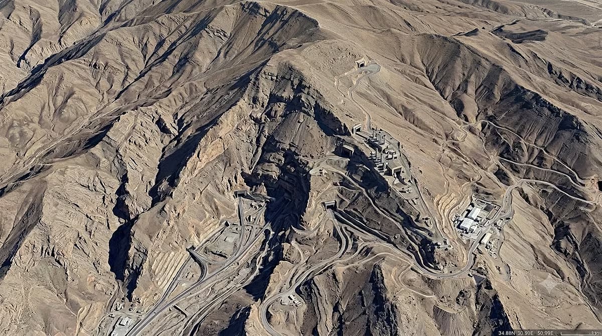 சாட்டிலைட் படங்களில் மட்டுமே சிக்கும் ஈரானின் Pickaxe Mountain.. ஏன் இவ்வளவு ரகசியம்?