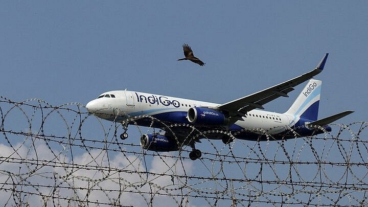கண்ணிமைக்கும் நேரத்தில் விபத்து.. தூணில் மோதிய IndiGo விமானம்.. Landing-ல் திடீர் விபரீதம்!!