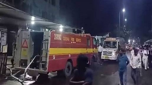 மருத்துவமனையில் பற்றி எரிந்த தீ.. தீயின் நடுவே சிக்கிய 9 பிஞ்சு உயிர்கள்.. நொடியில் காத்த தேவதைகள்!!