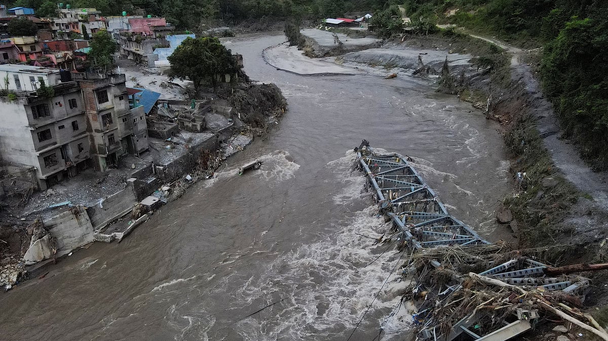 மீண்டும் பேரழிவில் நேபாளம்|கொட்டும் மழை; கரைபுரண்ட ஆறுகள்; அடித்துச் செல்லப்பட்ட வீடுகள்!!