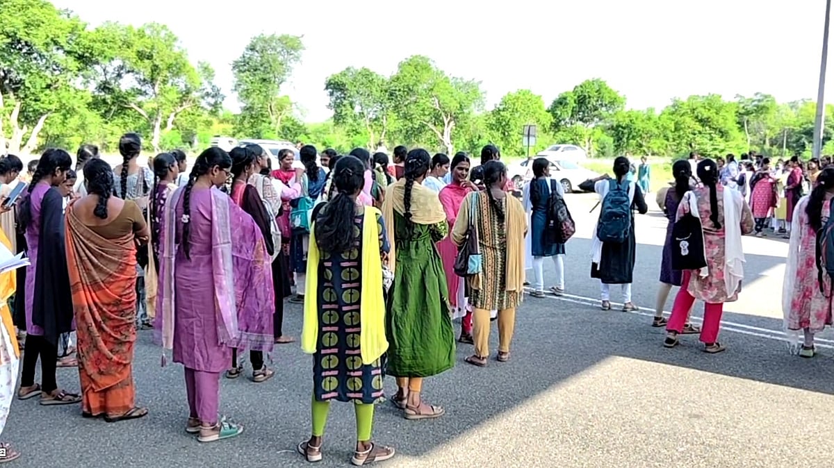 தாமதமாக வந்த 5-க்கும் மேற்பட்ட பெண் தேர்வர்கள்.. அனுமதி மறுப்பால் தேர்வு மையத்தில் பரபரப்பு!!