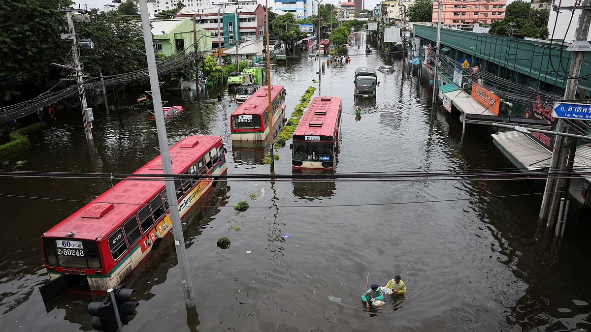 அக்.13 வரை கனமழை! தடுப்பு சுவரையே தாண்டும் வெள்ளம்? இடைவிடாமல் தாக்கும் இயற்கை!