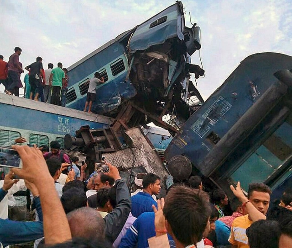 
















دردناک ریل حادثہ میں درجنوں ہلاک، سینکڑوں زخمی