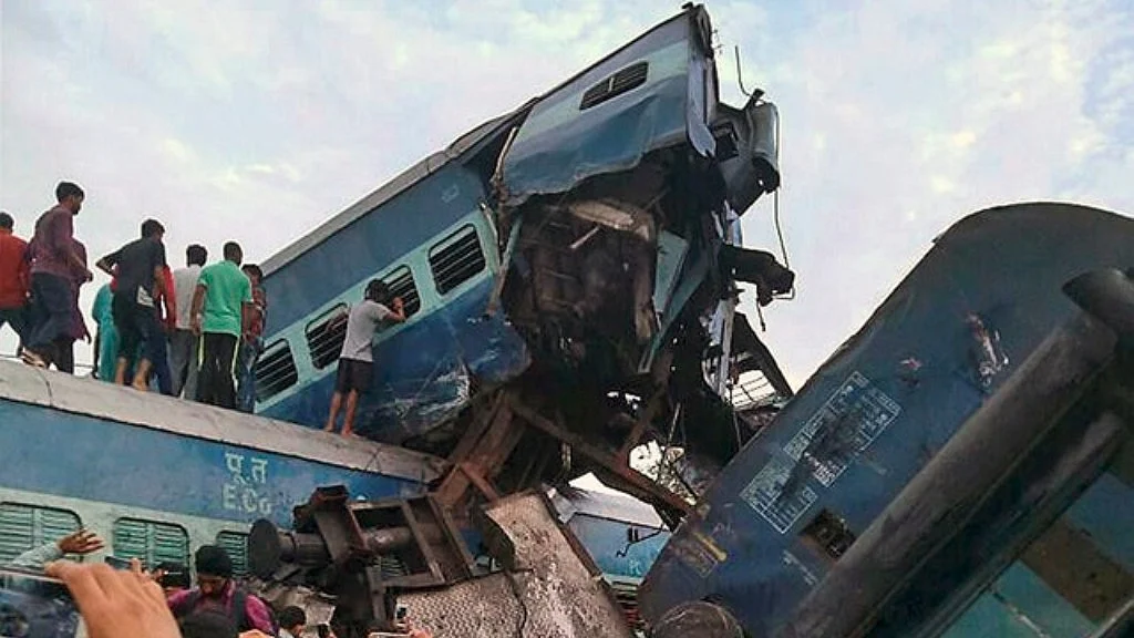حادثہ زدہ ٹرین کے ڈبے (تصویر نیشنل ہیرالڈ)