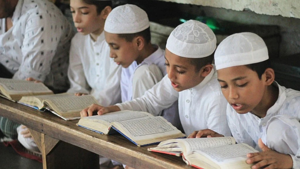 مدرسہ میں تعلیم حاصل کرتے ہوئے بچے - Getty Images