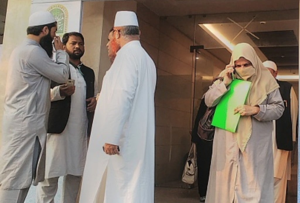 
















پرسنل لاء بورڈ کس کو بے وقوف بنا رہا ہے!