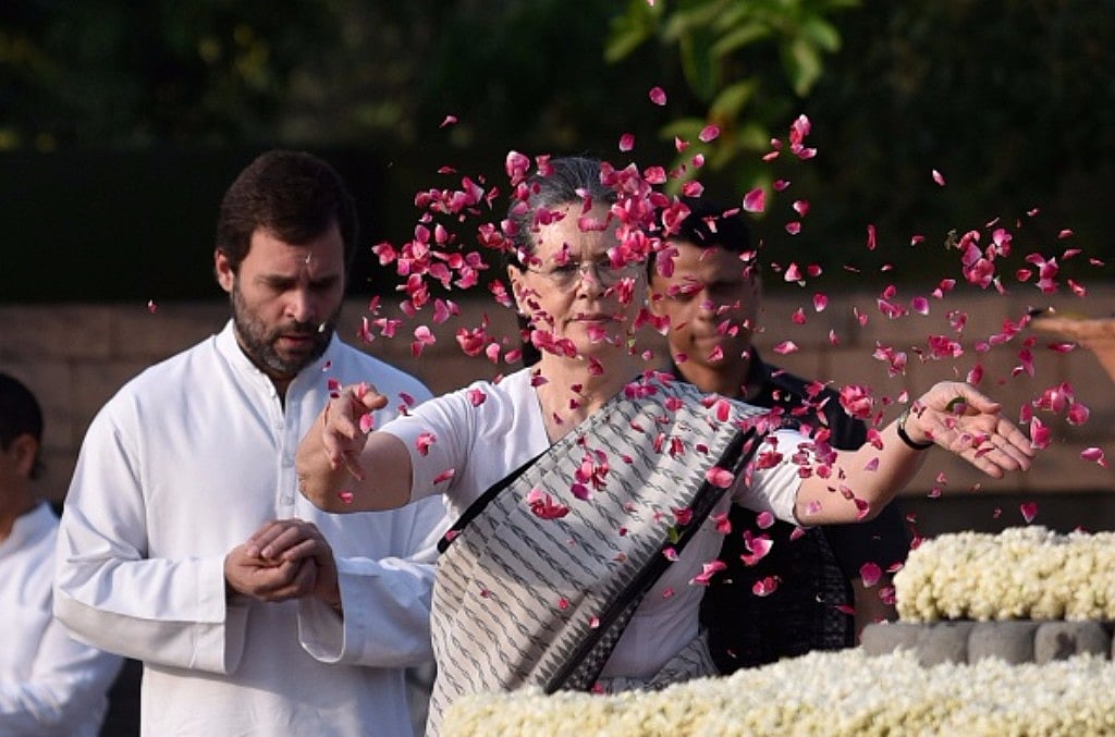 

















کانگریس لیڈروں نے راجیو گاندھی کو خراج عقیدت پیش کیا