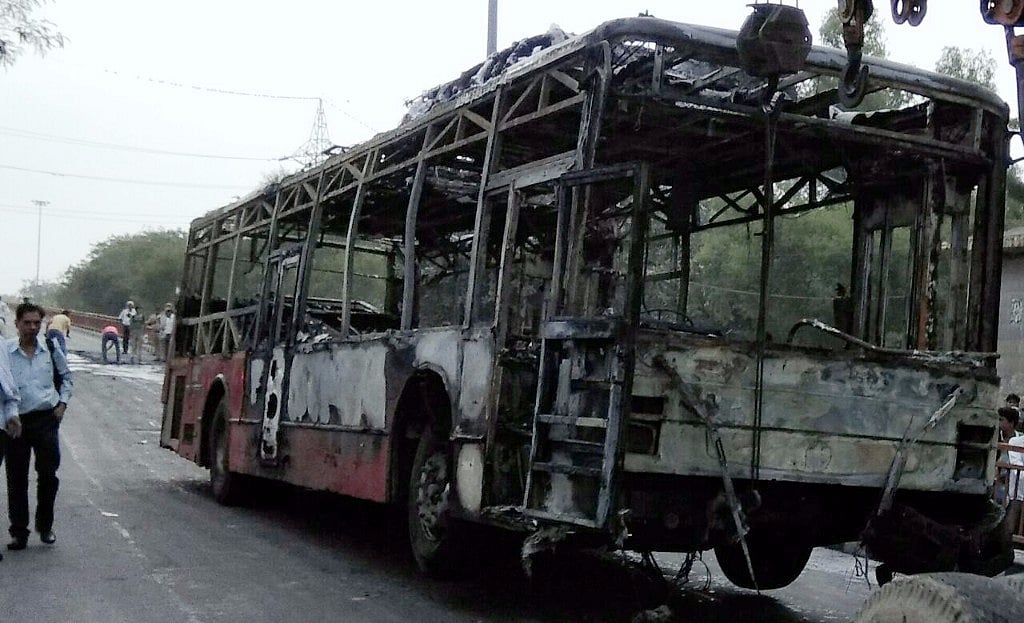 ڈی ٹی سی کی اے سی بس جسے ڈیرا حامیوں نے نذر آتش کر دیا (تصویر ویپن)