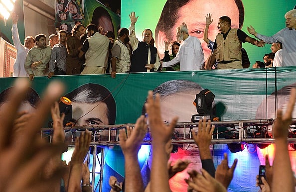 پاکستان کے جی ٹی روڈ میں ریلی کے دوران نواز شریف-Getty Image