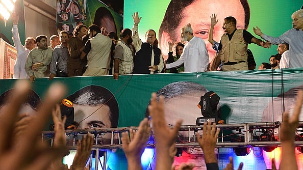 پاکستان کے جی ٹی روڈ میں ریلی کے دوران نواز شریف-Getty Image