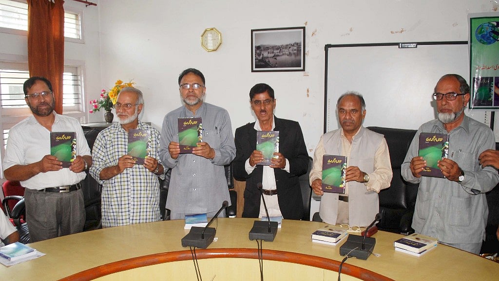 اقبال انسٹی ٹیوٹ کے زیر اہتمام کشمیر یونیورسٹی میں
ادبی محفل میں کتاب کا اجراء کرتے ہوئے دانشور حضرات۔