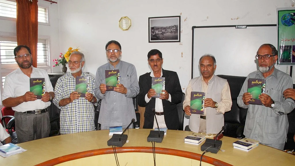 اقبال انسٹی ٹیوٹ کے زیر اہتمام کشمیر یونیورسٹی میں
ادبی محفل میں کتاب کا اجراء کرتے ہوئے دانشور حضرات۔
