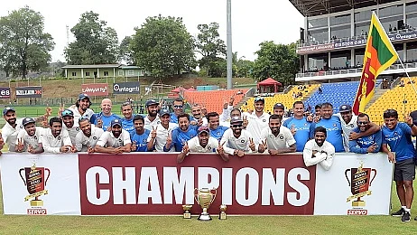 ٹیسٹ سیریز میں سری لنکا کو شکست فاش دینے کے بعد ہندوستانی ٹیم ٹرافی کے ساتھ - Getty Image