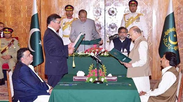 پاک وفاقی کابینہ کےوزیر حلف اٹھاتے ہوئے