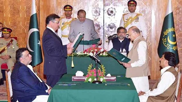 پاک وفاقی کابینہ کےوزیر حلف اٹھاتے ہوئے