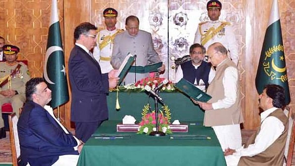 پاک وفاقی کابینہ کےوزیر حلف اٹھاتے ہوئے