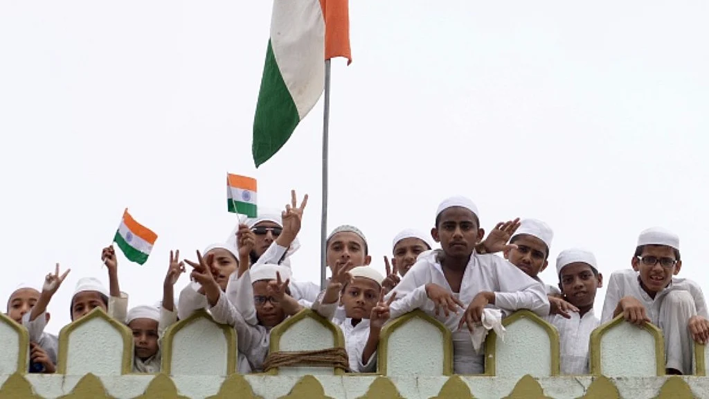 یوم آزادی کا جشن مناتے ہوئے مدارس کے بچوں کی فائل فوٹو-Getty Image