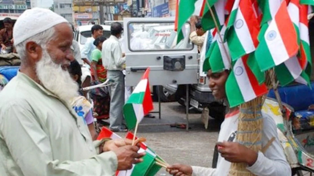 حب الوطنی سے سرشار ایک مسلم ہندوستانی پرچم خریدتا ہوا (فوٹو ٹوئٹر)