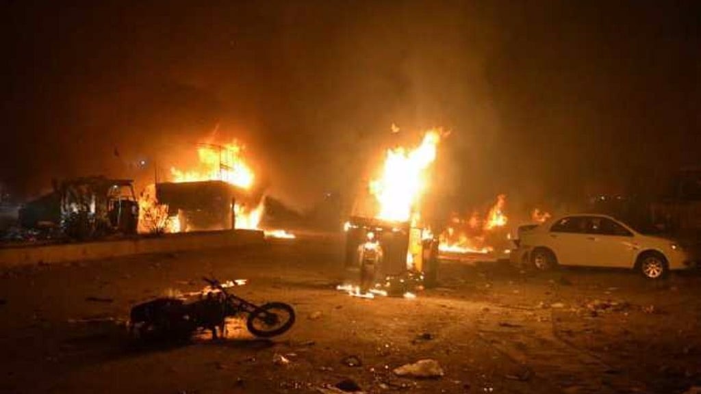 کوئٹہ میں کل رات ہوئے بم دھماکہ کے بعد کا منظر (تصویر یو این آئی)