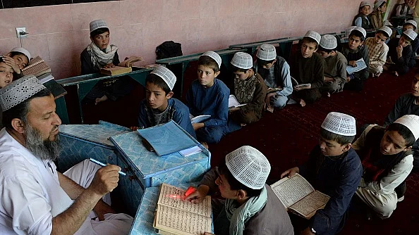 مدرسہ میں تعلیم حاصل کرتے ہوئے بچے (گیٹی امیج)