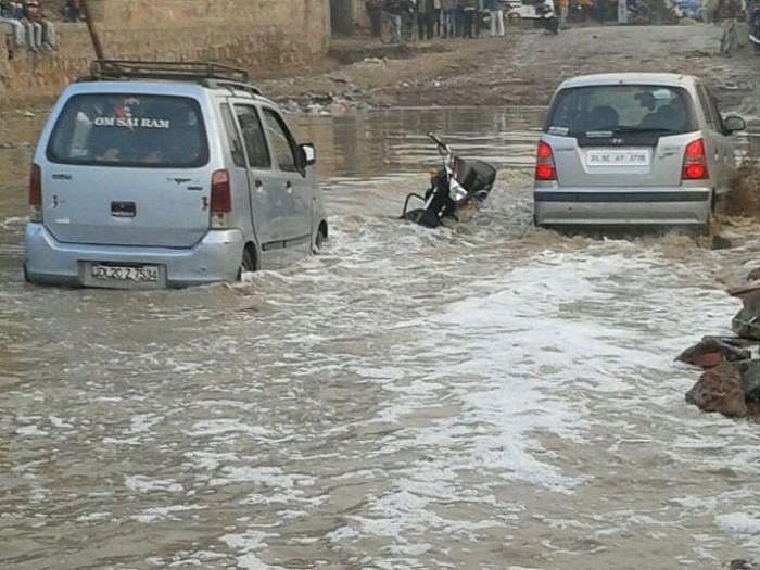 ذرا سی بارش کے بعد ابوالفضل انکلیو میں آبی جماو کا نظارہ (تصویر سوشل میڈیا)