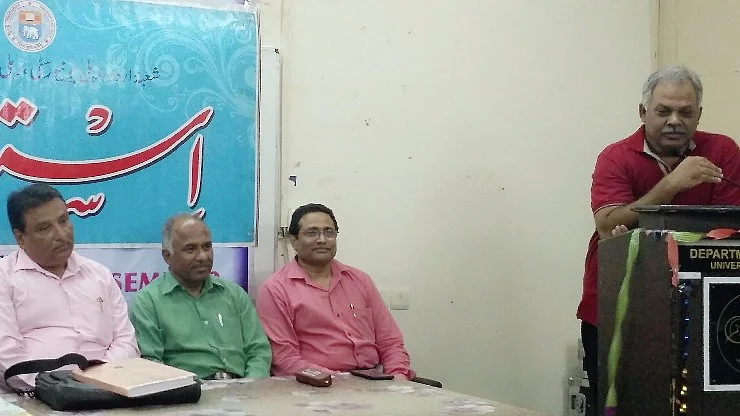 طلبا سے خطاب کرتے ہوئے ڈاکٹر ندیم احمد، ساتھ میں پروفیسر ابن کنول، پروفیسر محمد علی جوہر و دیگر