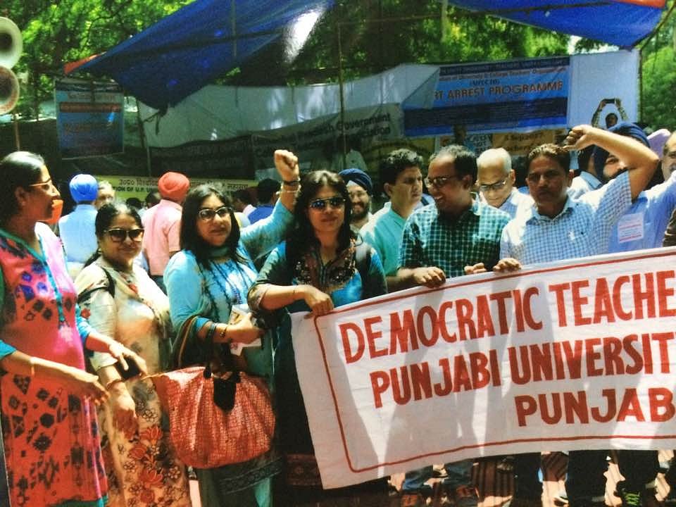 

یوم اساتذہ پر استادوں کو لاٹھیاں ملیں!