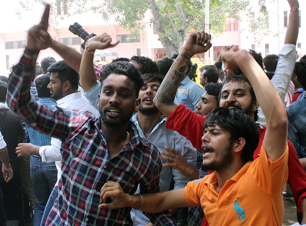 

تصویر: قومی آواز