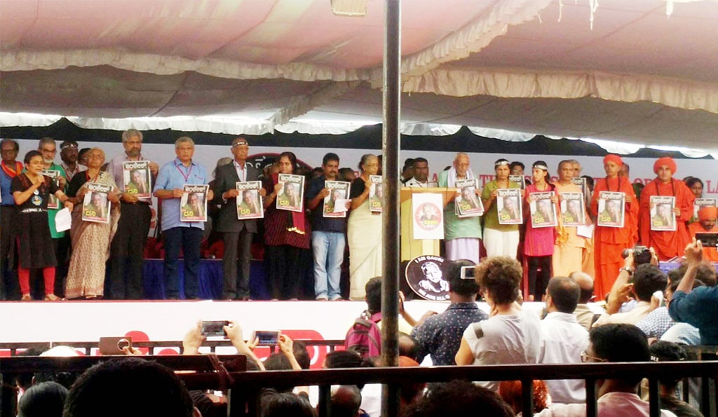 ’گوری لنکیش پتریکے‘ کے تازہ شمارہ کا اجراء کرتے ہوئے صحافی طبقہ اور سماجی کارکنان (تصویر سوشل میڈیا)