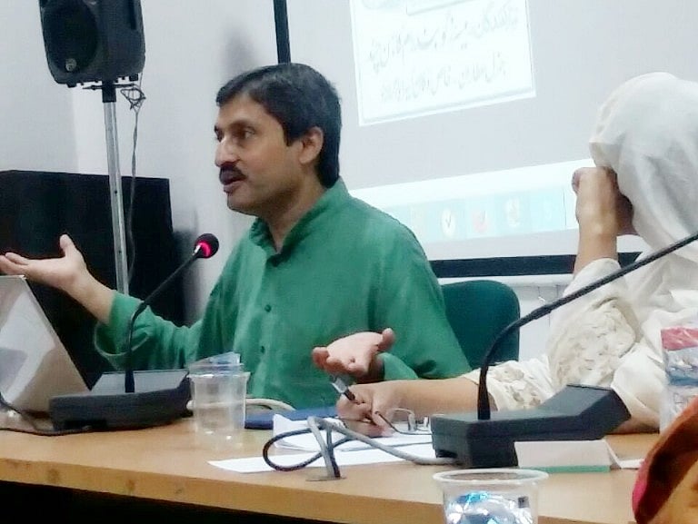 مقالہ پیش کرتے ہوئے یوسف سعید (قومی آواز)