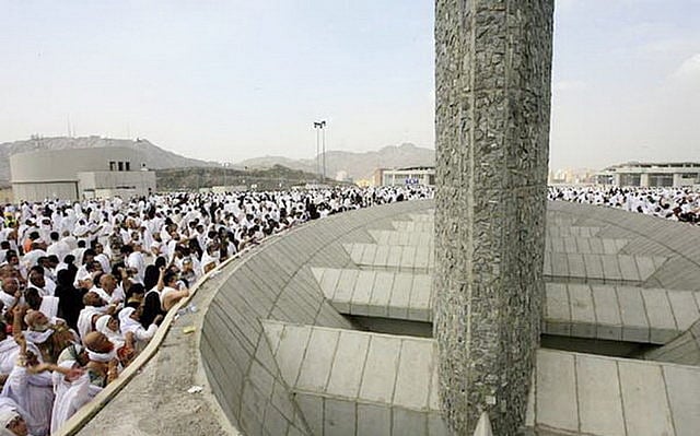 

حجاج  نےواپس منی پہنچ کر رمی جمرات شروع کی 