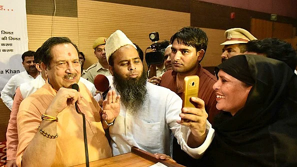مسلم راشٹریہ منچ کے اراکین آر ایس ایس لیڈر اندریش کمار کے ساتھ (Getty Images)